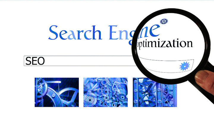 Suchmaske mit blauer Überschrift Search Engine Optimization, darunger drei Bilder mit Zahnrädern, alles in Blautönen